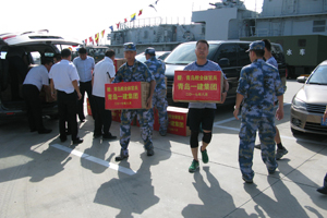 金沙9001cc以诚为本集团领导慰问海军“青岛舰”官兵
